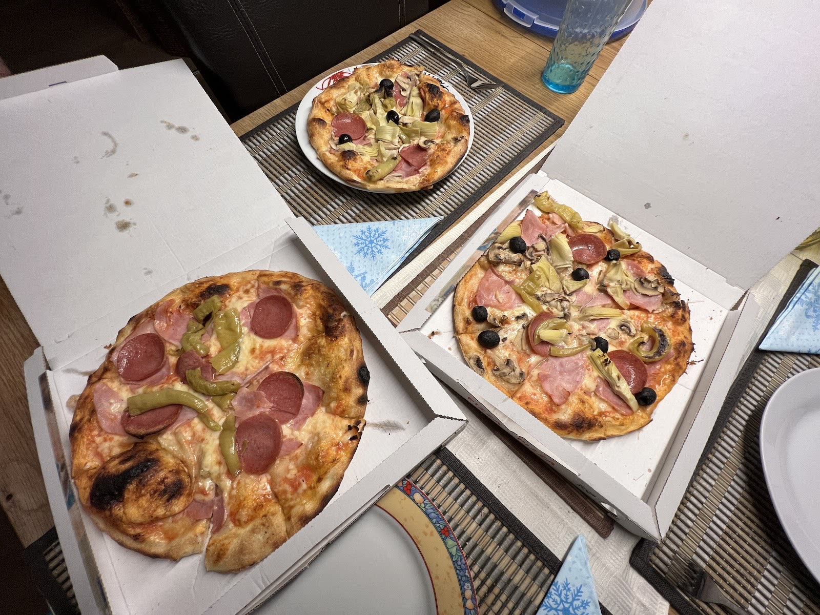 Mehrere Pizzen in Kartons